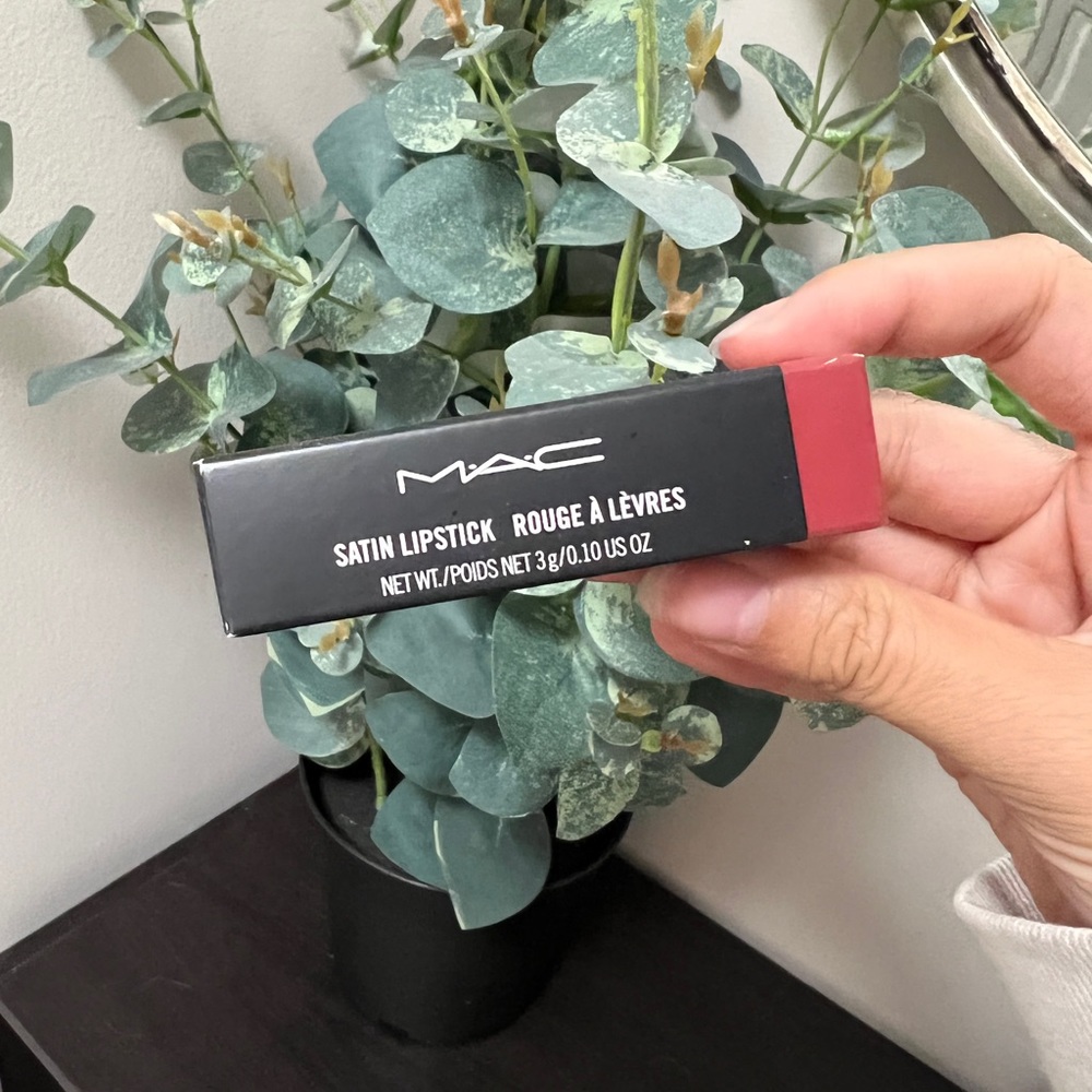 NEVER BEEN USED MAC LIPSTICK